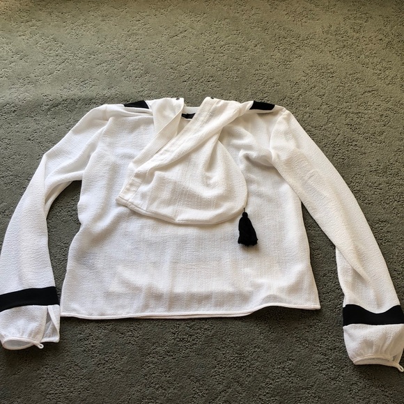 White and black blouse - Picture 3 of 4